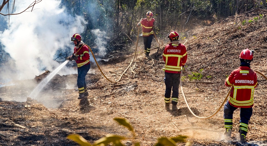 Incêndio em Lagos. Terceira "noite de muito trabalho"