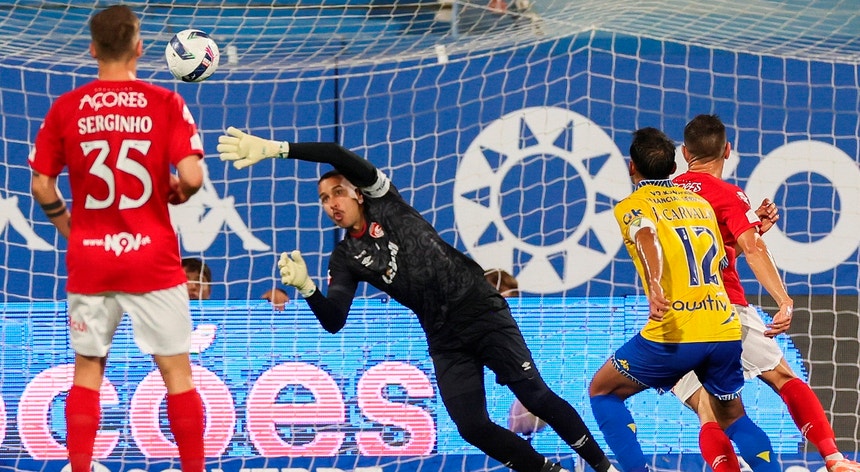 Santa Clara vence pela primeira vez e mantém seca do Estoril Praia