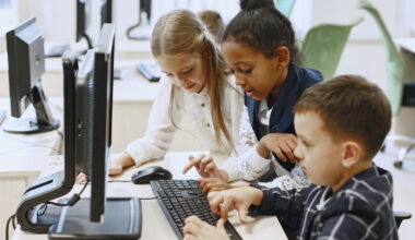 Computadores avariados, falta de técnicos e falhas na Internet continuam a dificultar o trabalho nas escolas