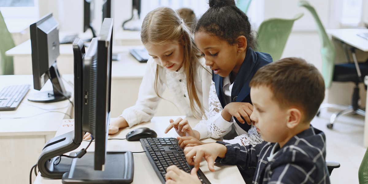 Computadores avariados, falta de técnicos e falhas na Internet continuam a dificultar o trabalho nas escolas