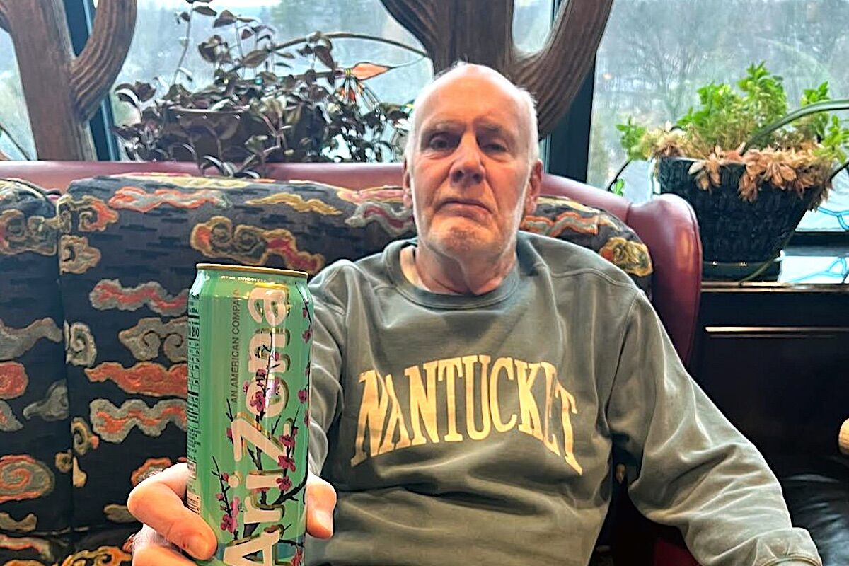 História do bilionário que nunca foi à Universidade, confiava no instinto e fez fortuna com ice-tea