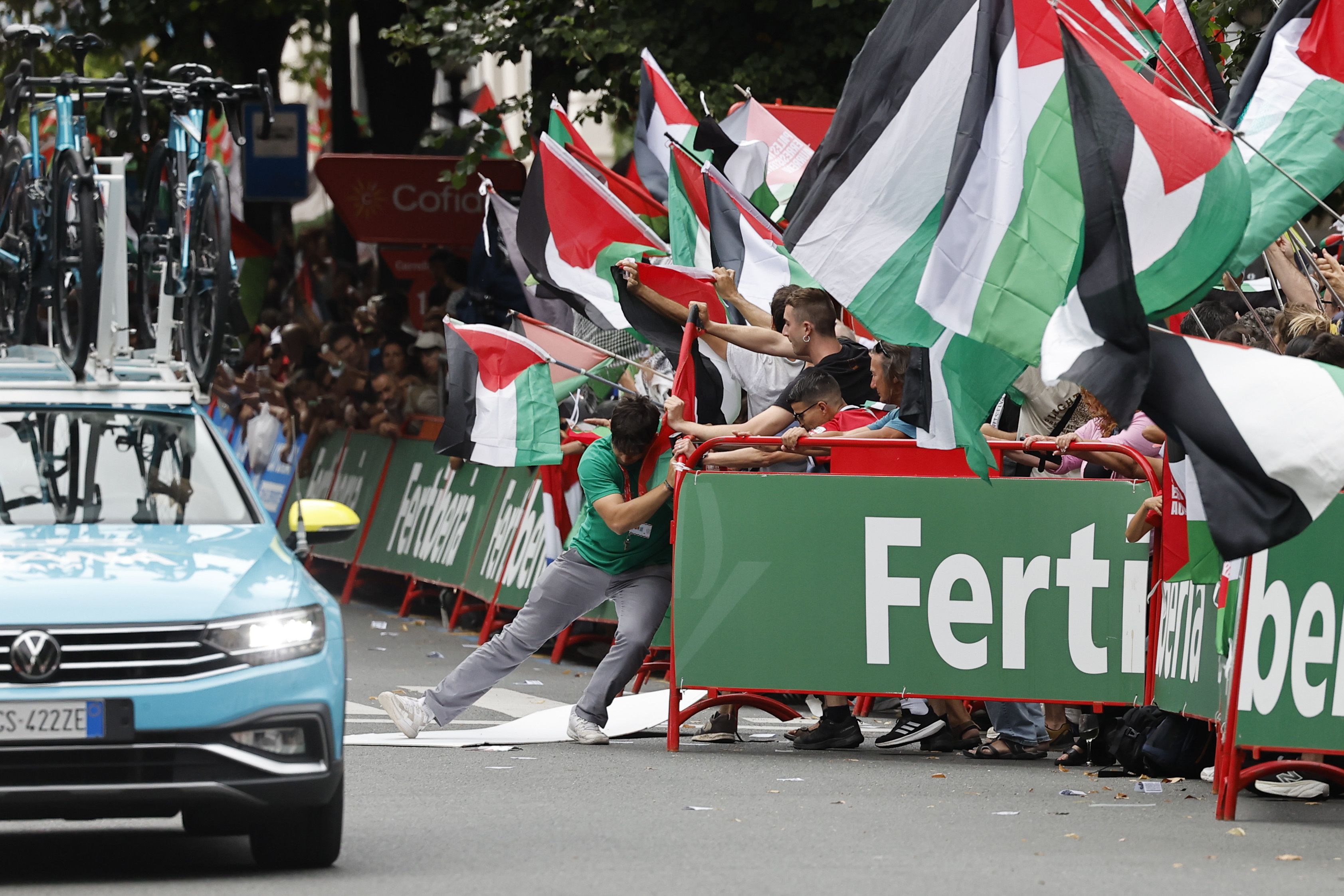 Membros da iniciativa Gernika Palestina protestam contra a participação da equipa Israel Premier Tech e em apoio aos palestinianos, durante a 11.ª etapa da Volta a Espanha em bicicleta, em Bilbau (Fotos: EPA)