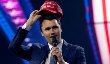 Morreu voz da juventude pró-Trump. Influencer Charlie Kirk baleado em evento na Universidade de Utah Valley