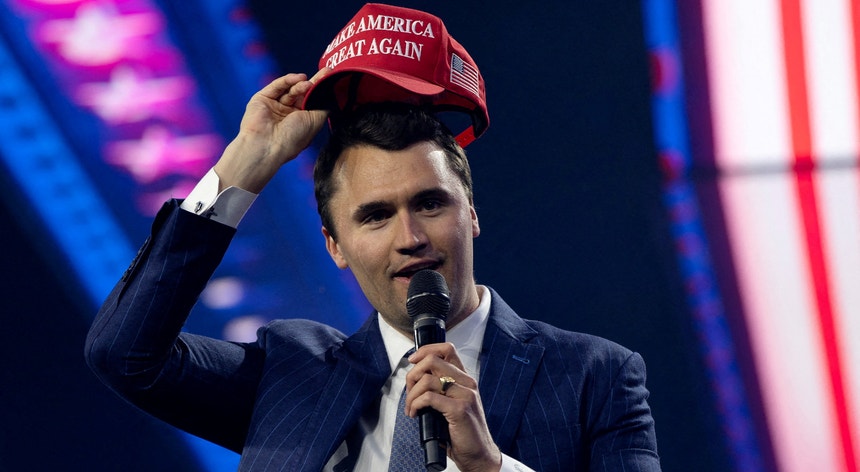 Morreu voz da juventude pró-Trump. Influencer Charlie Kirk baleado em evento na Universidade de Utah Valley