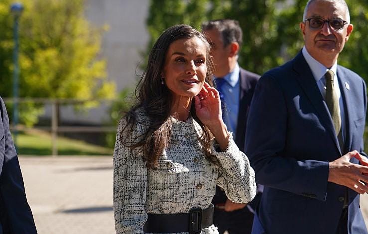O casaco de Letizia que esgotou na Massimo Dutti está em promoção na H&M