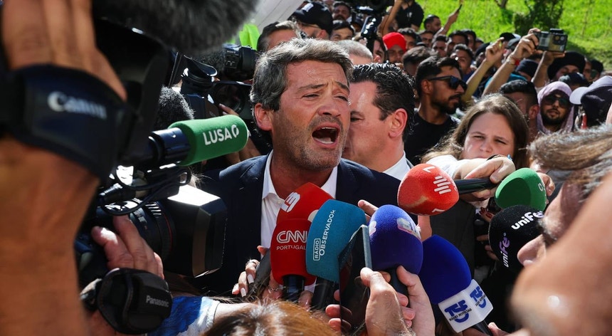 "Não podem querer que isto seja um bar aberto". André Ventura em manifestação de imigrantes