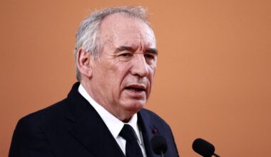 Voto de confiança em França. François Bayrou critica "guerra civil" entre forças políticas prestes a aliarem-se para "derrubar o governo"