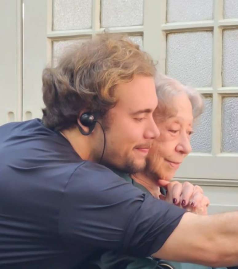 Fernanda Montenegro mostra foto do neto Davi Torres durante gravações da nova produção do Globoplay