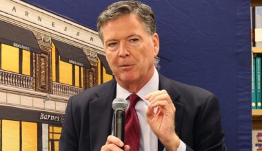 "O preço a pagar por enfrentar Trump". Ex-diretor do FBI James Comey acusado de obstrução à justiça e perjúrio