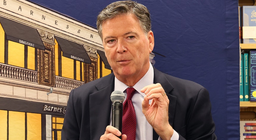 "O preço a pagar por enfrentar Trump". Ex-diretor do FBI James Comey acusado de obstrução à justiça e perjúrio