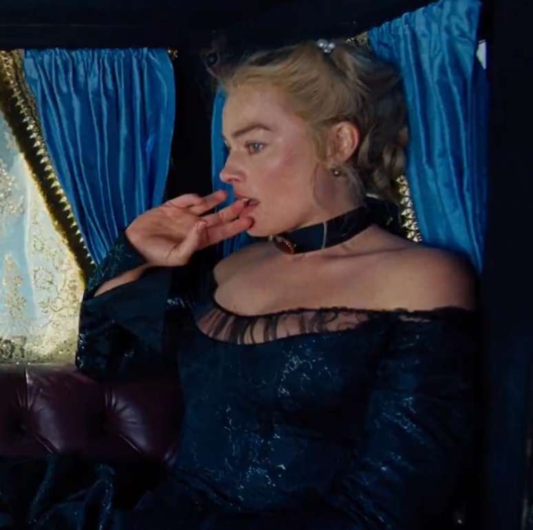 Margot Robbie como Cathy em 'Morro dos Ventos Uivantes'.