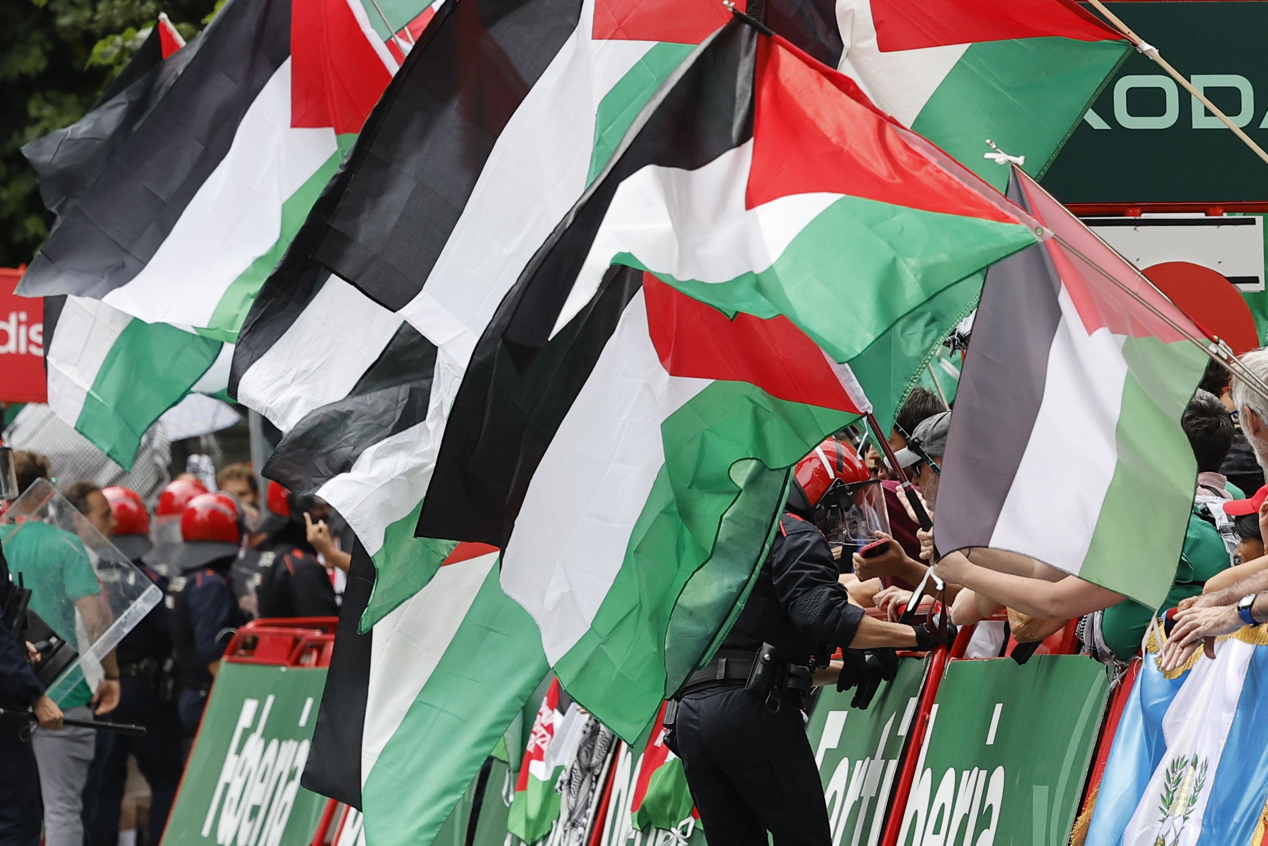 Membros da iniciativa Gernika Palestina protestam contra a participação da equipa Israel Premier Tech e em apoio aos palestinianos, durante a 11.ª etapa da Volta a Espanha em bicicleta, em Bilbau (Fotos: EPA)