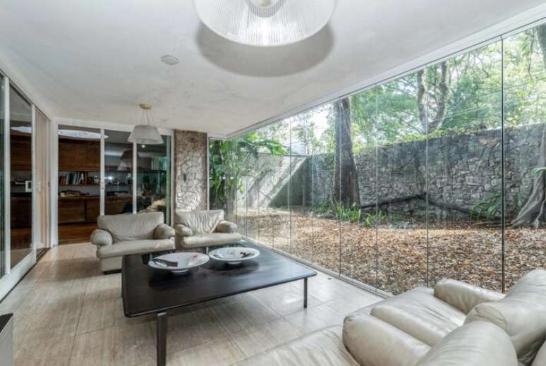 O andar inferior tem um terraço com vista para o jardim
