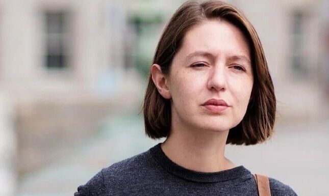 Sally Rooney ganhou um prémio; não foi à cerimónia porque tinha medo de ser presa