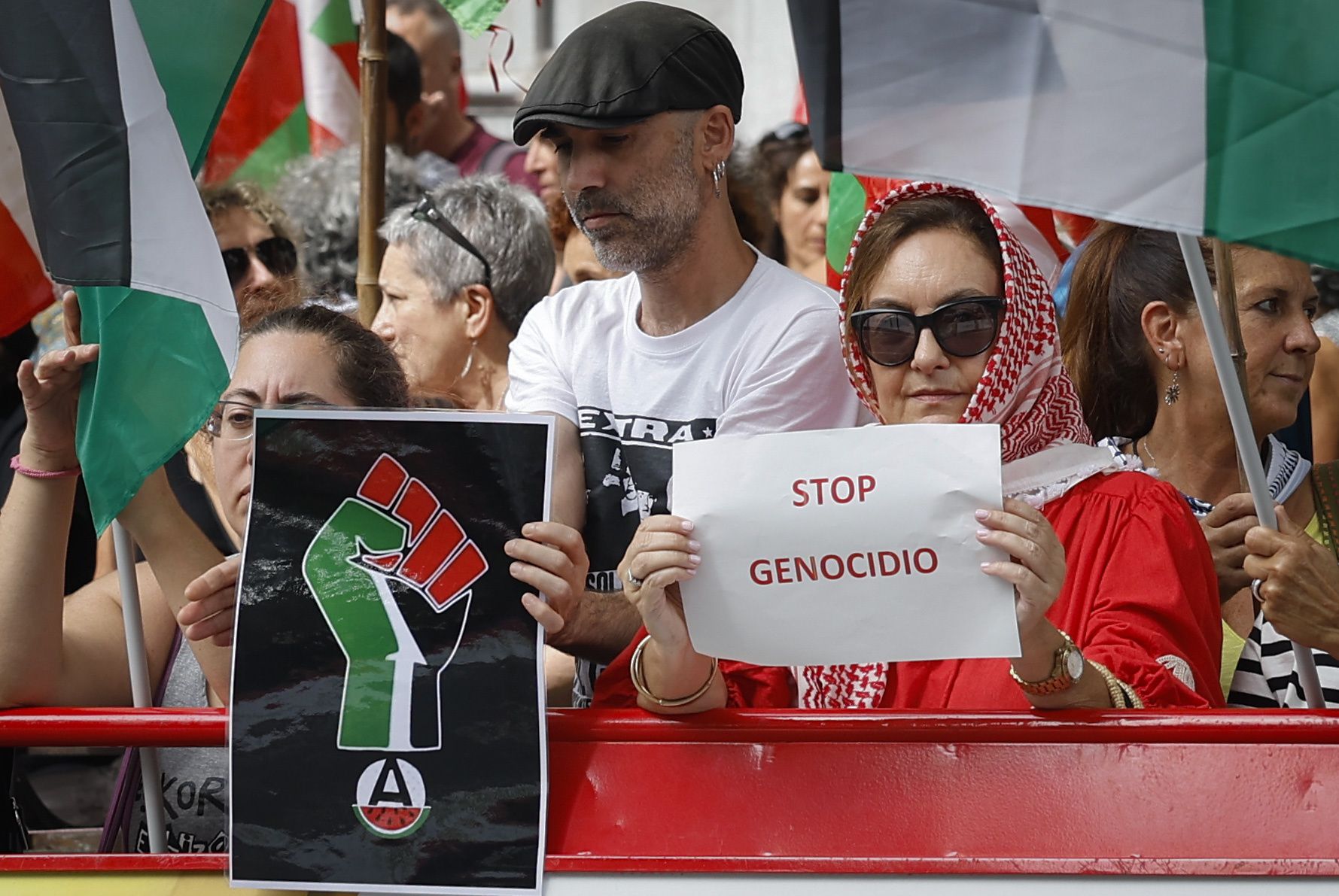 Membros da iniciativa Gernika Palestina protestam contra a participação da equipa Israel Premier Tech e em apoio aos palestinianos, durante a 11.ª etapa da Volta a Espanha em bicicleta, em Bilbau