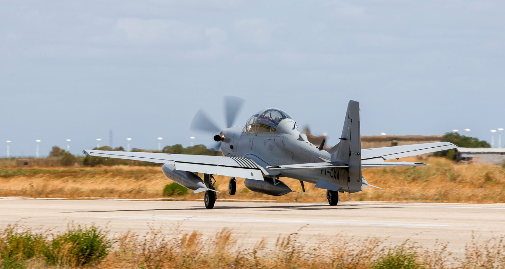Primeiros A-29N Super Tucano da Força Aérea Portuguesa chegam às instalações da OGMA