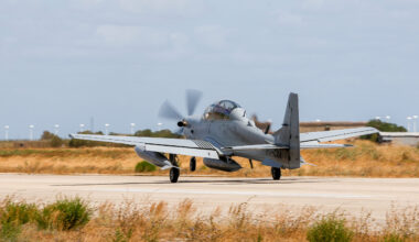 Primeiros A-29N Super Tucano da Força Aérea Portuguesa chegam às instalações da OGMA