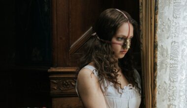Filme de terror sobre a meia-irmã de Cinderela ganha pôster e título no Brasil