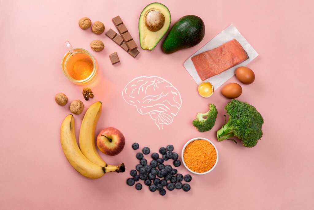 IlustraÃ§Ã£o de um cÃ©rebro em um fundo rosa rodeado por alimentos