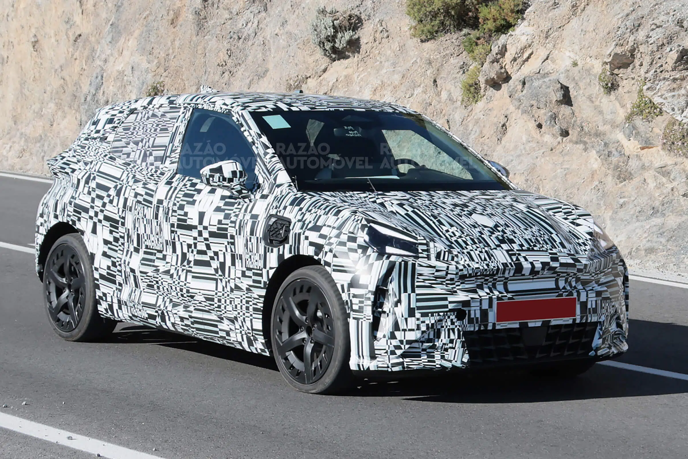 CUPRA Raval foto-espia dianteira 3/4