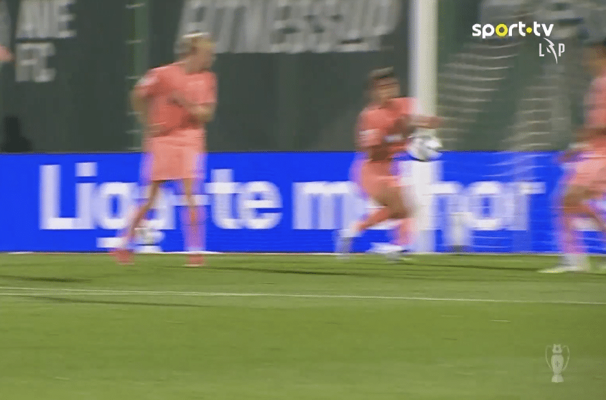 FC Porto soma pontos com golos irregulares e penáltis por marcar