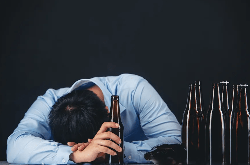 Álcool aumenta risco de demência mesmo em pequenas quantidades, aponta estudo