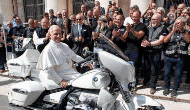 Papa sobre rodas e em grande estilo: Leão XIV recebe mota BMW personalizada e vai leiloá-la para fins solidários