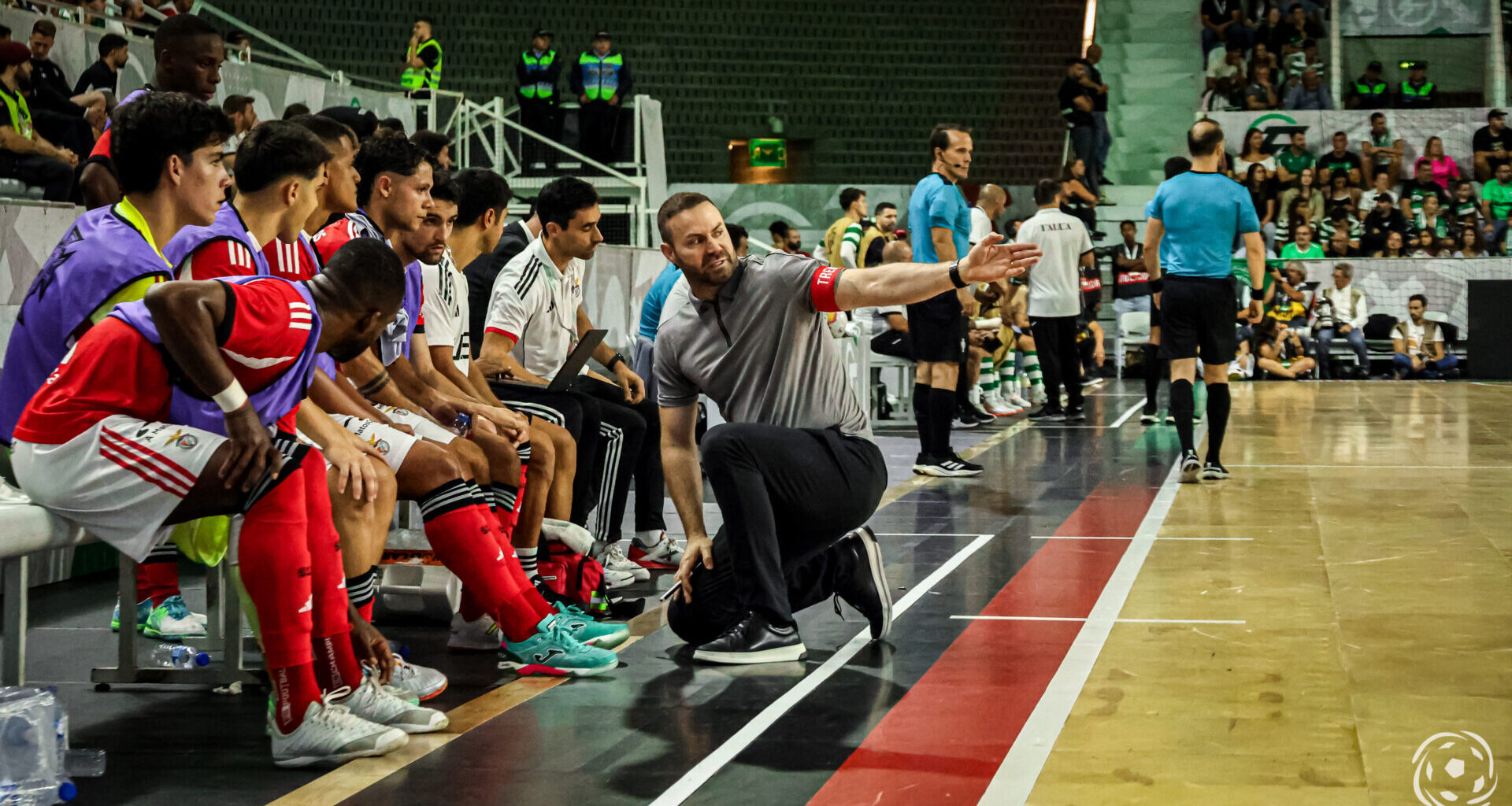 «Competir contra a arbitragem emocionalmente é desafiante. Não podemos, estamos aqui para jogar e eles para arbitrar»
