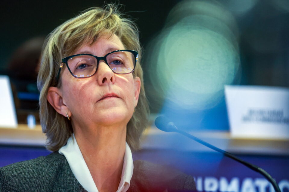 Maria Luís Albuquerque apresenta medidas para estimular investimento das famílias