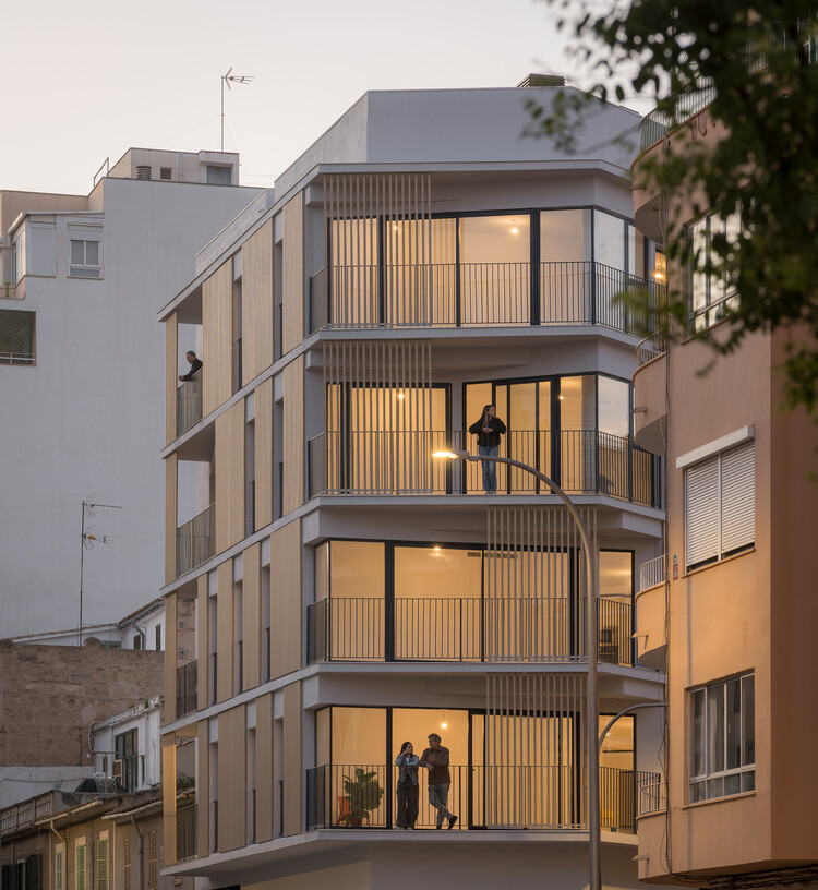 Edifício Residencial Foners / gon architects - Fotografia de Exterior, Balcão