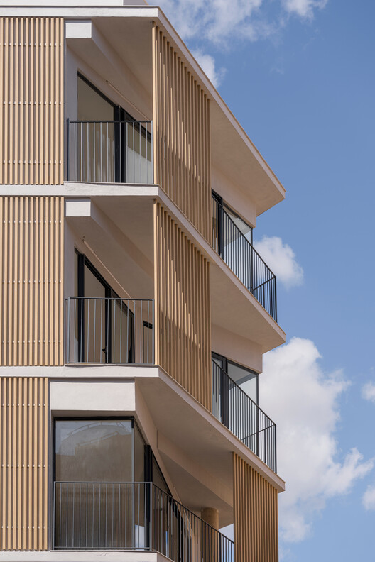 Edifício Residencial Foners / gon architects - Fotografia de Interiores, Escada, Balcão