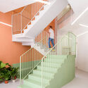 Edifício Residencial Foners / gon architects - Fotografia de Interiores, Escada, Corrimão