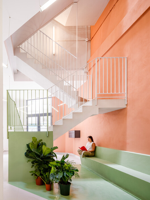 Edifício Residencial Foners / gon architects - Fotografia de Interiores, Escada, Corrimão