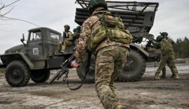 Ucrânia: Rússia reúne 100 mil soldados perto de Pokrovsk enquanto Putin anuncia ganhos "em todas as frentes"