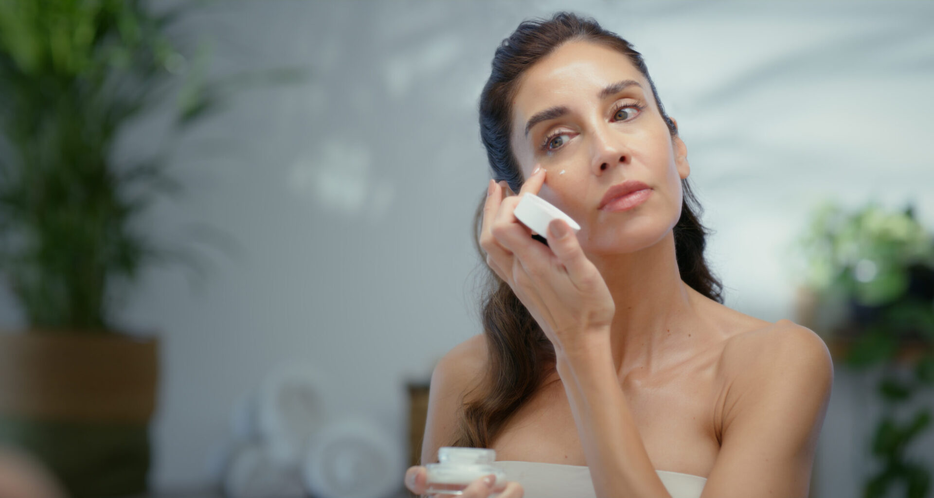 Dermatologia na saúde da mulher: Como a menopausa afeta a saúde da pele, cabelos e unhas?