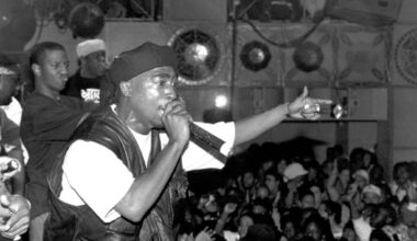 No aniversário de seu assassinato, é importante revisitar Tupac Shakur não apenas como artista, mas também como revolucionário. Suas críticas contundentes ao capitalismo, ao racismo e ao império estadunidense foram soterradas por camadas de mito cultural. (Al Pereira / Arquivos Michael Ochs / Getty Images)