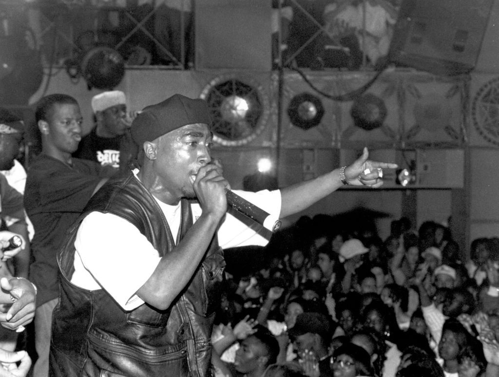 No aniversário de seu assassinato, é importante revisitar Tupac Shakur não apenas como artista, mas também como revolucionário. Suas críticas contundentes ao capitalismo, ao racismo e ao império estadunidense foram soterradas por camadas de mito cultural. (Al Pereira / Arquivos Michael Ochs / Getty Images)