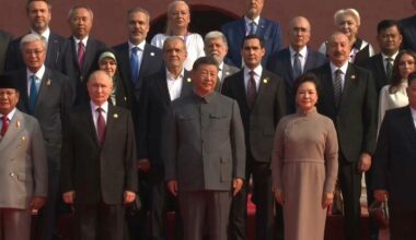 Cidadão chinês realiza raro protesto contra Xi Jinping antes de grande desfile militar: veja as imagens