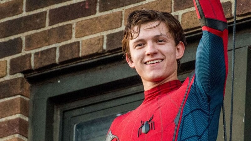'Homem-Aranha: Um Novo Dia': Tom Holland revela que precisa trocar de traje a "cada duas semanas"