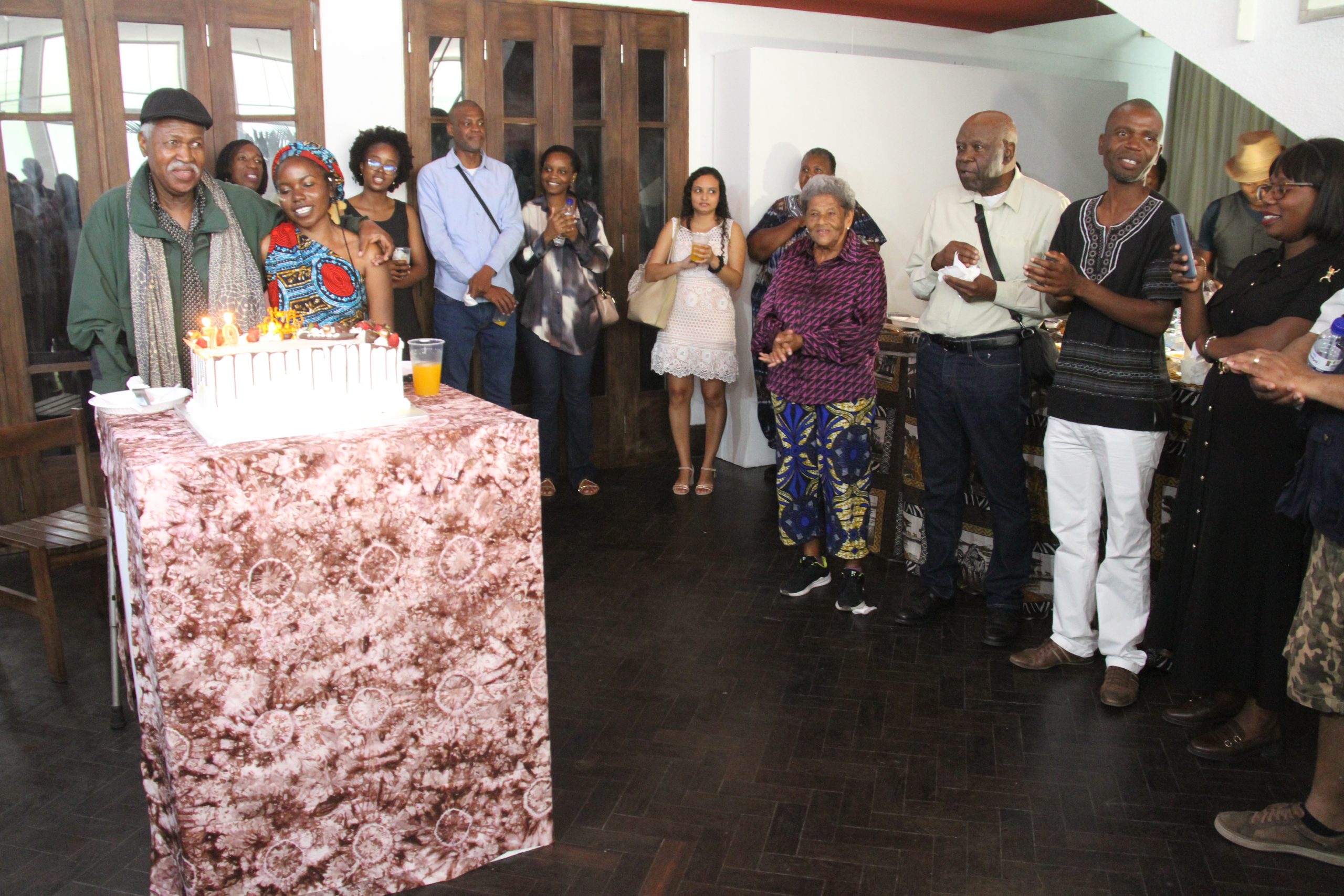 Em maputo na exposição do pintor moçambicano e bracarense elias mathonse 