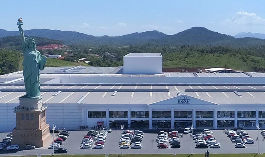 Divulgado o valor que custa uma estátua da Havan