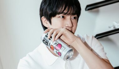 Marca de bebidas de Jin, do BTS, é denunciada por violação da lei; entenda!