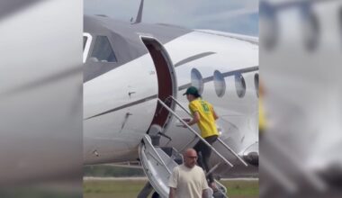 VÍDEO: Katy Perry é vista com camiseta do Brasil embarcando no aeroporto de Florianópolis