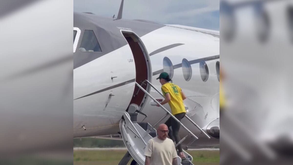 VÍDEO: Katy Perry é vista com camiseta do Brasil embarcando no aeroporto de Florianópolis