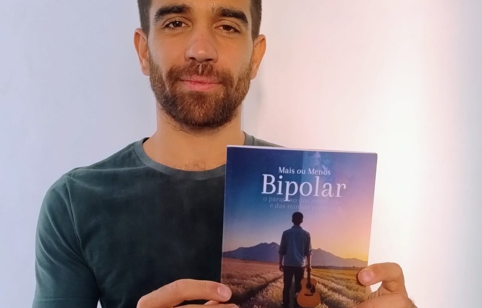 Piracicabano Vitor Silva de Paula lança livro sobre experiência com transtorno bipolar e saúde mental