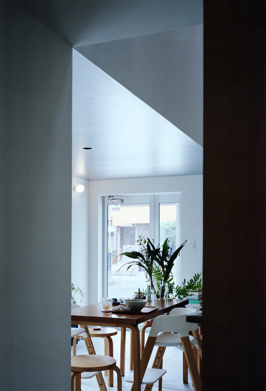 Casa Sobreposta / Office Sugurufukuda - Fotografia de Interiores, Madeira, Iluminação, Cadeira