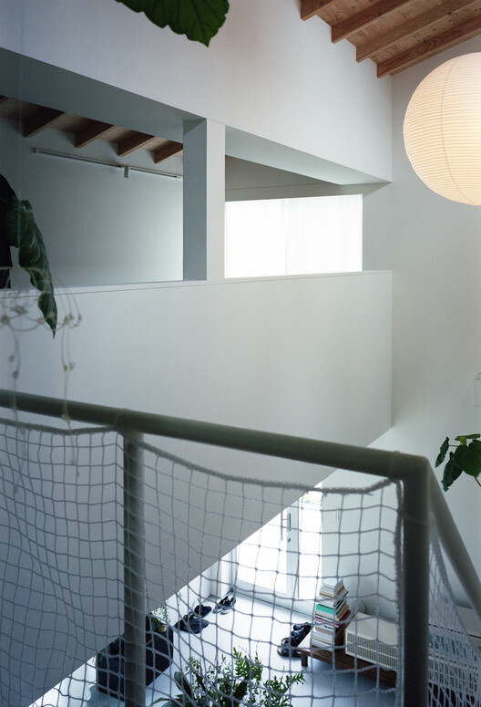 Casa Sobreposta / Office Sugurufukuda - Fotografia de Interiores, Iluminação, Escada, Corrimão