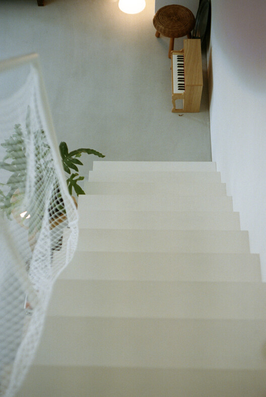 Casa Sobreposta / Office Sugurufukuda - Fotografia de Interiores, Escada, Madeira, Corrimão