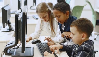 Computadores avariados, falta de técnicos e falhas na Internet continuam a dificultar o trabalho nas escolas - Computadores