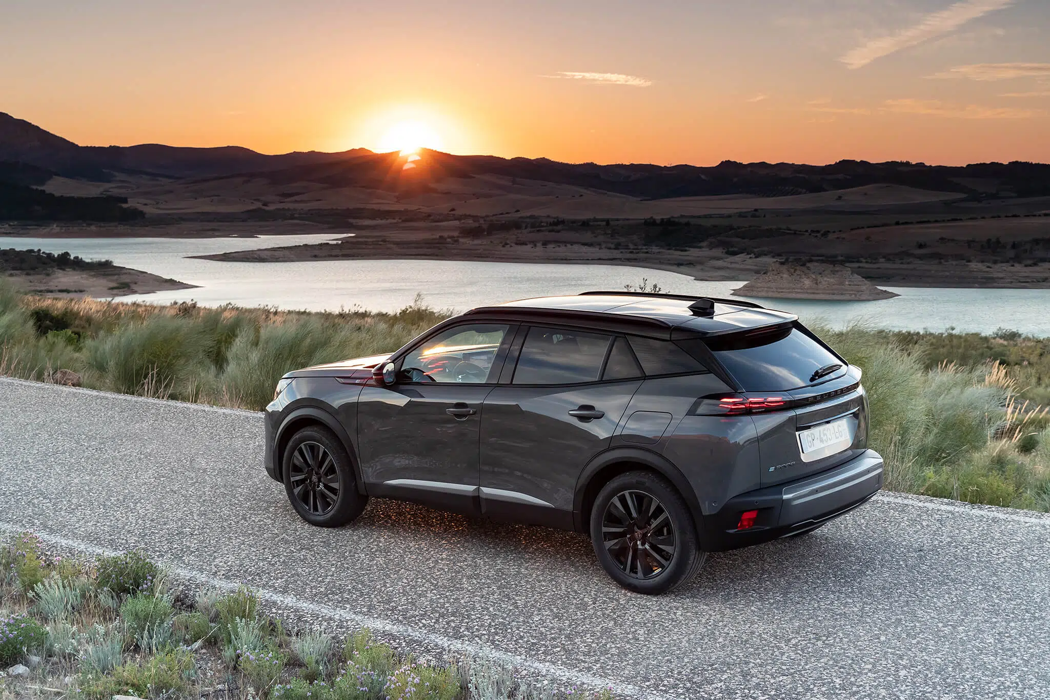 Peugeot e-2008 - pôr do sol traseira